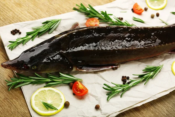 Verse rauwe vis en voedselingrediënten — Stockfoto