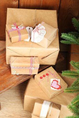 Noel ağacının yanında Noel hediyeleri