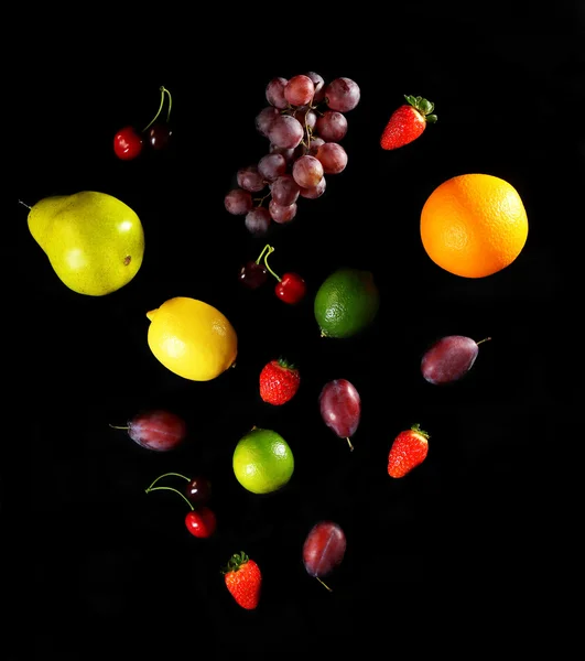 Frukt på svart bakgrunn – stockfoto