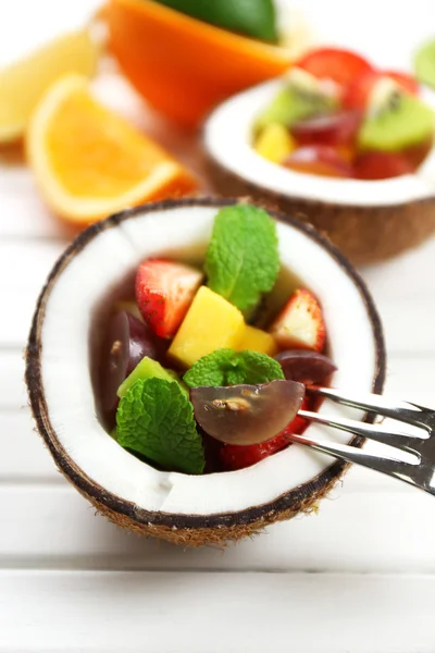 Fruitsalade in kokosnoot — Stockfoto
