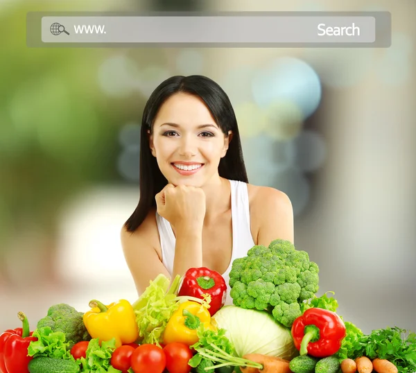 Concepto de compras. Chica con verduras en fondo de tienda —  Fotos de Stock