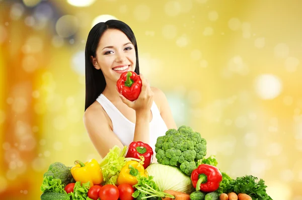 Einkaufskonzept. Mädchen mit Gemüse — Stockfoto