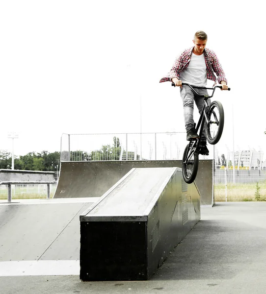 Jonge jongen springen met Bmx — Stockfoto