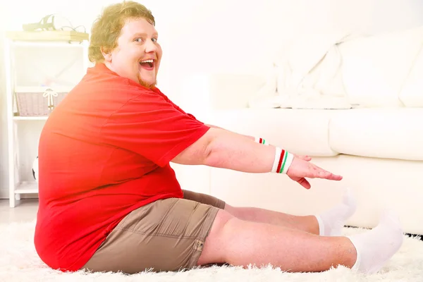 Large fitness man working out at home — Stock Photo, Image