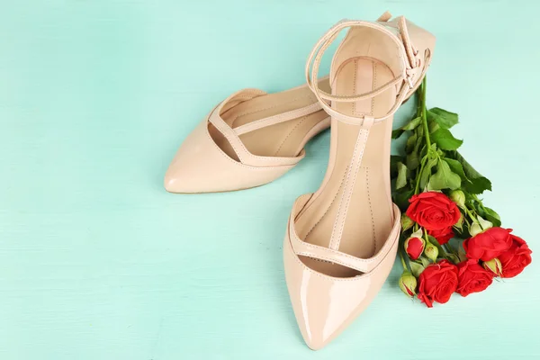 Beautiful woman shoes with flowers — Stock Photo, Image