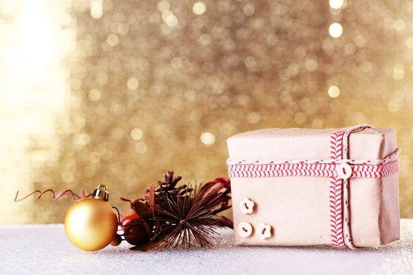 Geschenkdoos en kerstdecor — Stockfoto