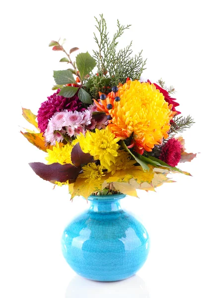 Ramo de flores en jarrón azul — Foto de Stock