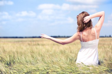 Tarladaki güzel genç kadın.