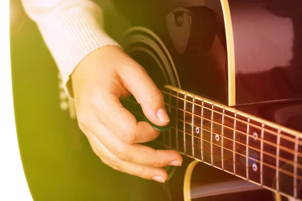 Chitarra acustica in mani femminili — Foto Stock