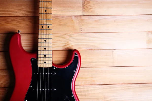 Rode gitaar op houten achtergrond — Stockfoto