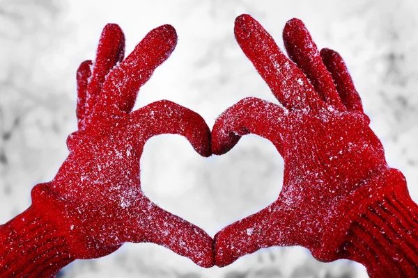 Las manos de la mujer en guantes rojos —  Fotos de Stock