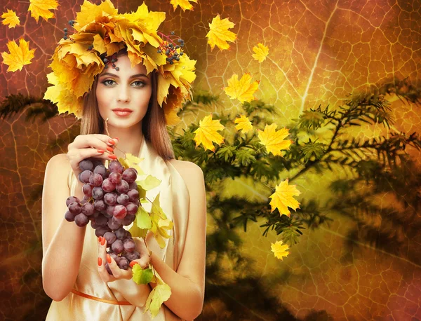 Hermosa mujer joven con corona de otoño amarillo al aire libre — Foto de Stock