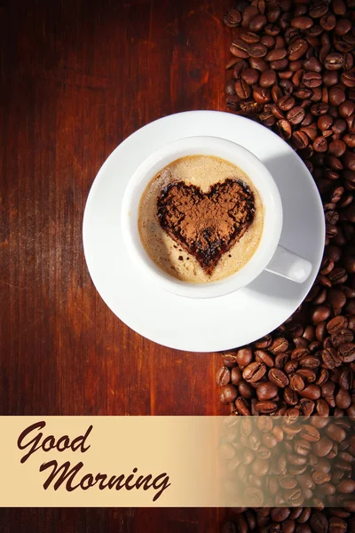 Xícara de café com grãos de café em fundo de madeira — Fotografia de Stock