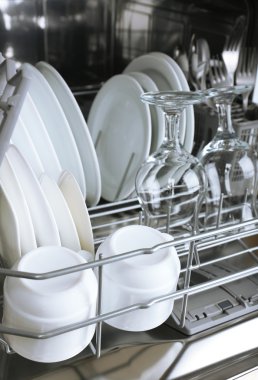 Temiz kapaklı bulaşık makinesini aç.