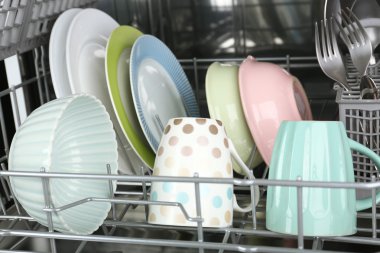 Temiz kapaklı bulaşık makinesini aç.