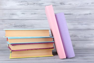 gri ahşap arka plan üzerinde renkli kitaplar