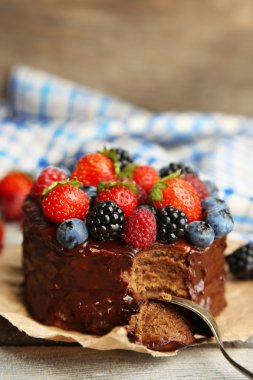 ahşap masa üzerinde farklı meyveleri lezzetli çikolatalı kek