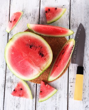 Karpuz ve kesme tahtası ahşap arka plan üzerinde bıçak