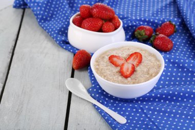 Çilek ile lezzetli yulaf ezmesi