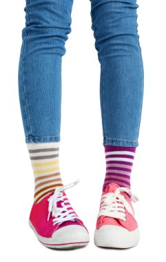Renkli çorap ve spor ayakkabılar bacaklar