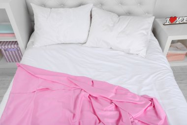 Buruşuk pembe çarşaf