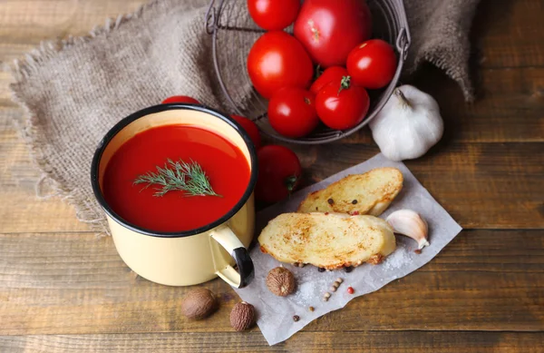 Homemade tomato juice in color mug, toasts and fresh tomatoes on wooden background — Stock Photo, Image