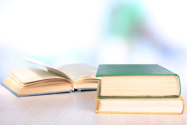 Livros sobre mesa de madeira sobre fundo natural — Fotografia de Stock