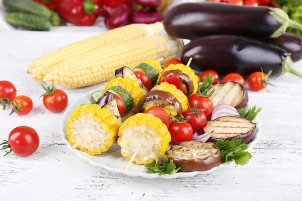 Légumes tranchés sur les pics dans l'assiette sur la table close-up — Photo