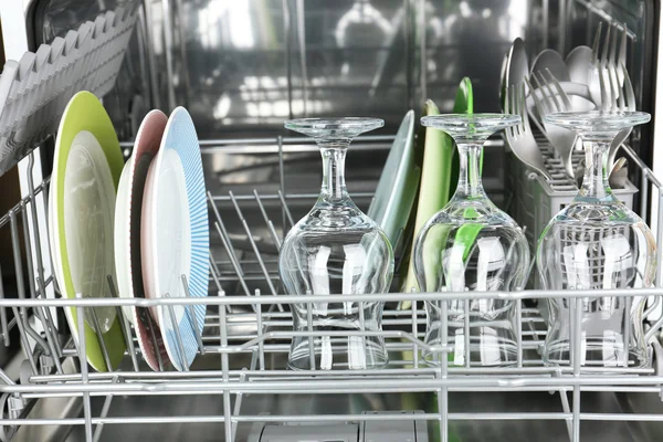 Open vaatwasser met schone gebruiksvoorwerpen erin — Stockfoto