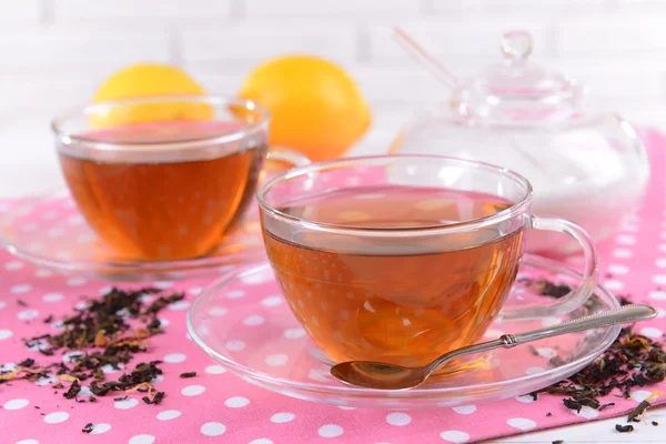 Tasses de thé sur la table sur fond de mur de briques — Photo