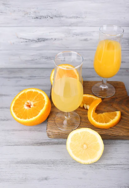 Bicchiere di succo con frutta fresca sul tavolo di legno grigio — Foto Stock