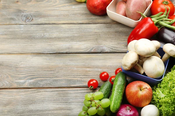 Marco de verano con verduras y frutas orgánicas frescas sobre fondo de madera —  Fotos de Stock