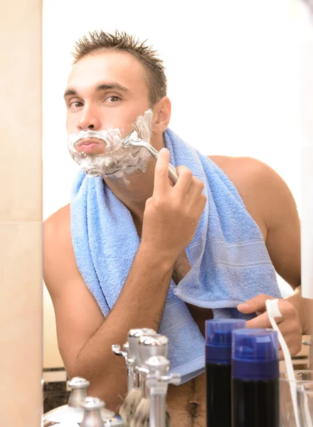 Homem barbeando sua barba — Fotografia de Stock