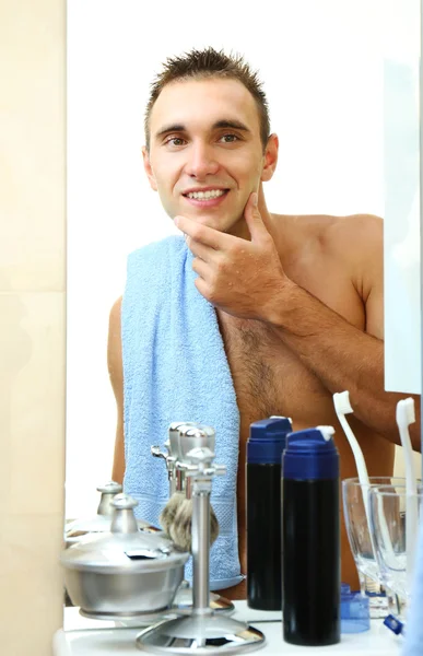 Seorang pria mencukur jenggotnya — Stok Foto