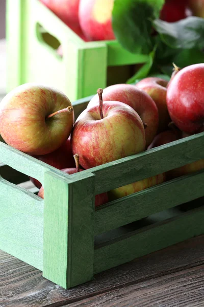 Juicy apples in box — Stock Photo, Image