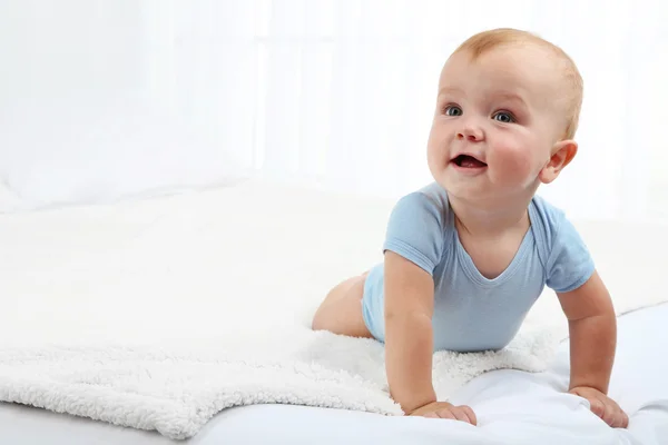 Bambino ragazzo sul letto — Foto Stock