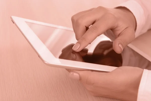 Mujer usando tableta digital —  Fotos de Stock