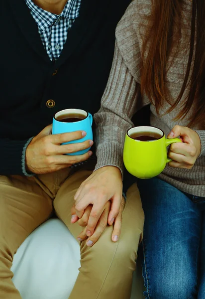 Casal com bebidas quentes — Fotografia de Stock