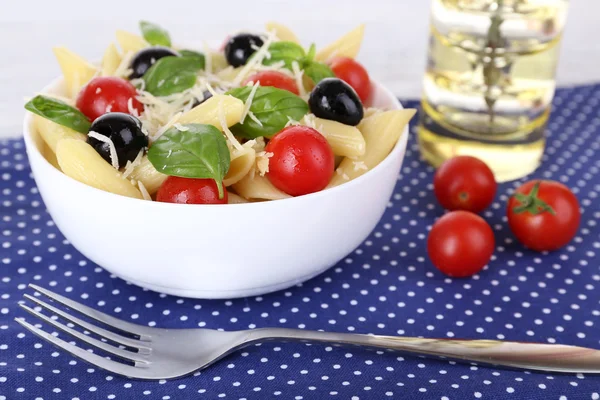 Pasta con pomodori, olive — Foto Stock