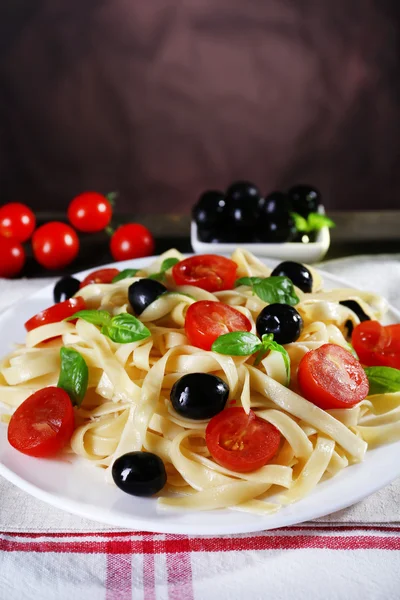 Spaghetti with tomatoes, olives — Stock Photo, Image