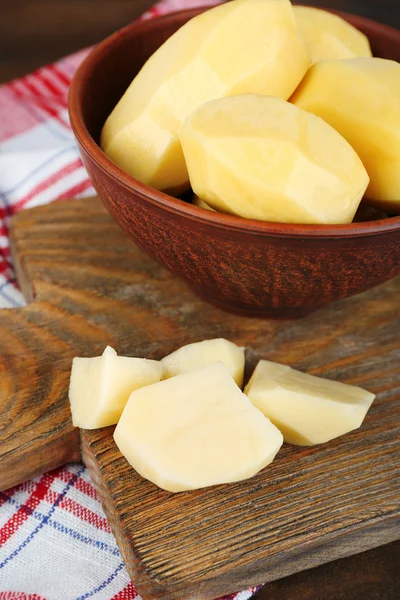 Syrové oloupané brambory — Stock fotografie