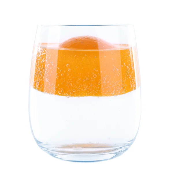 Orange en verre d'eau — Photo