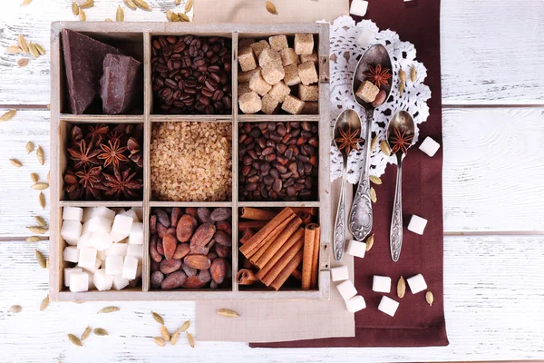 Caja de madera con set de café —  Fotos de Stock
