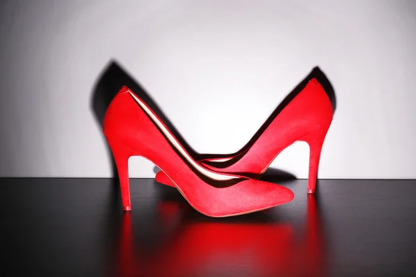 Coppia di scarpe rosse da donna — Foto Stock