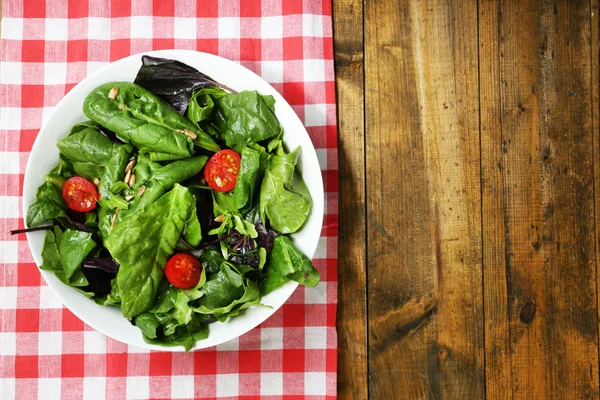 Kasede taze yeşil salata — Stok fotoğraf