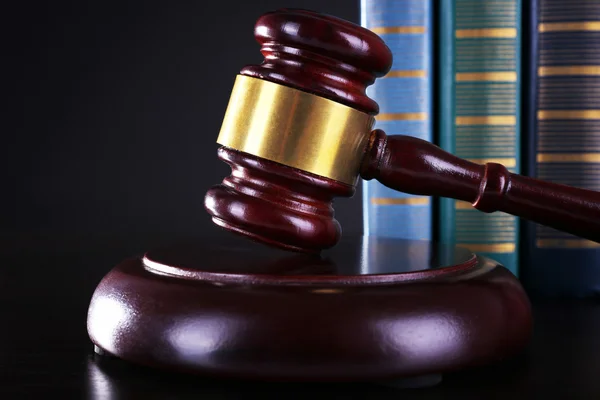 Judge's gavel and books — Stock Photo, Image