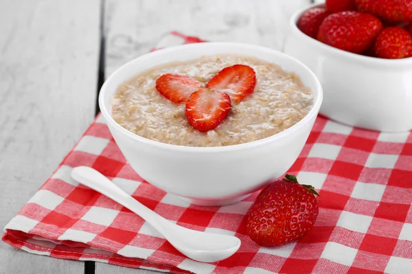 Tasty oatmeal with strawberry — Stock Photo, Image