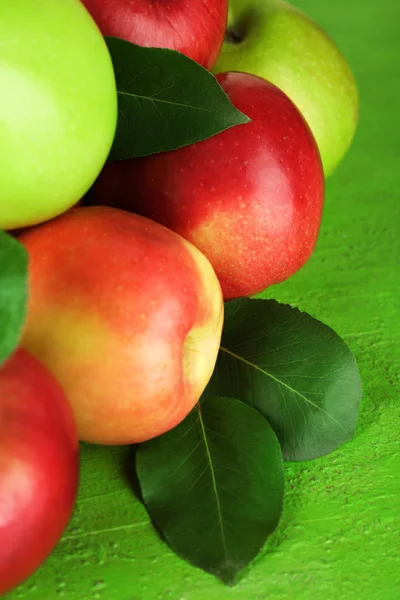 Manzanas maduras sobre fondo de madera — Foto de Stock