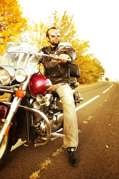 Hombre motociclista se sienta en bicicleta —  Fotos de Stock