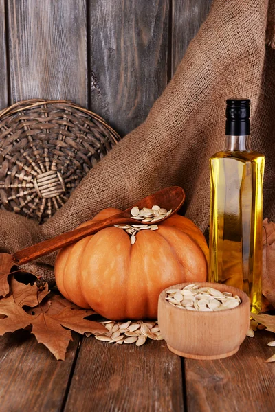 Olio di semi di zucca in bottiglia di vetro — Foto Stock